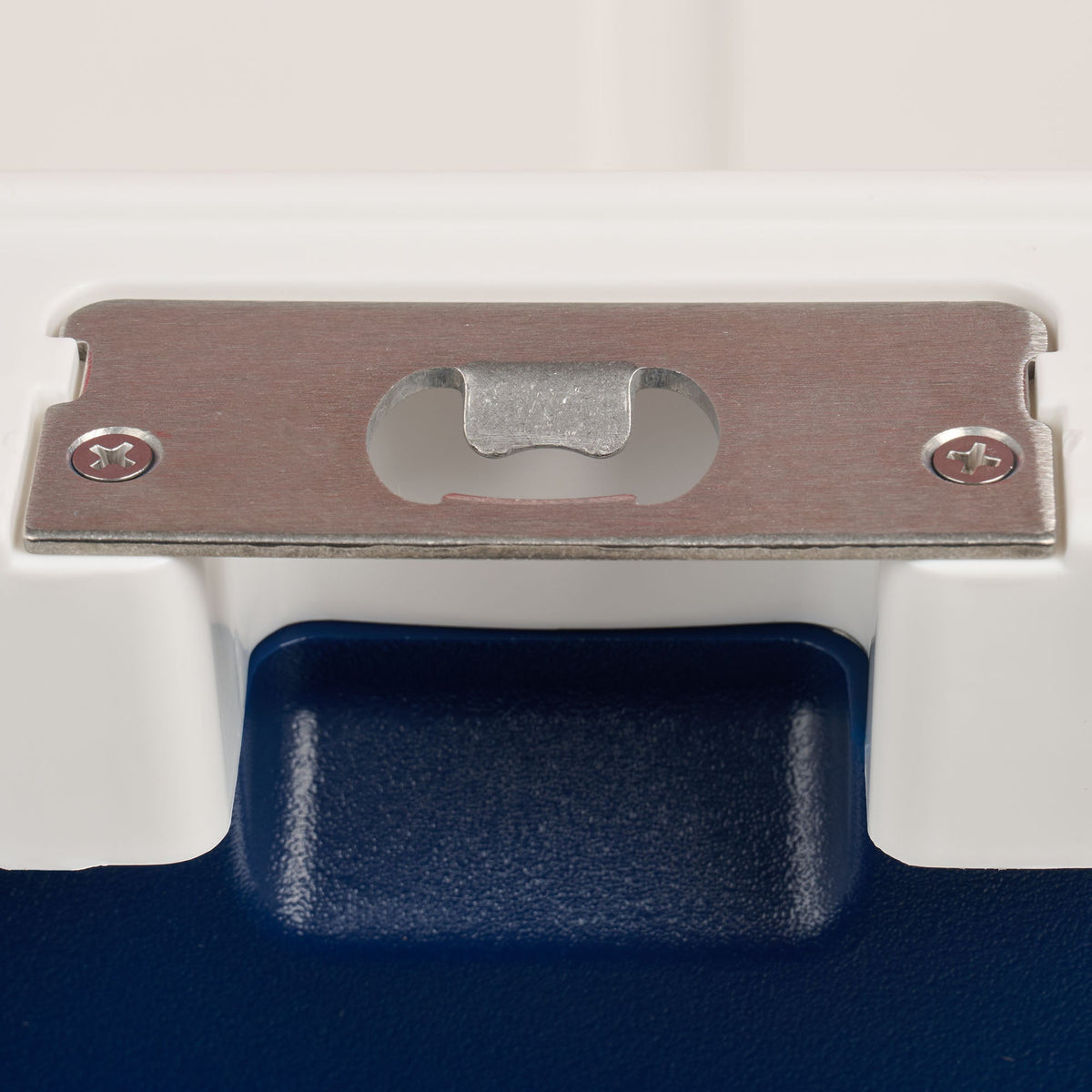trailmate-75-qt-roller-cooler-y8 00035111-BO.jpg